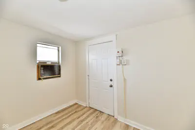 4992 100, New Palestine - 17