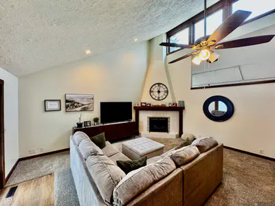560 Sir Lancelot Drive, Seymour - 12