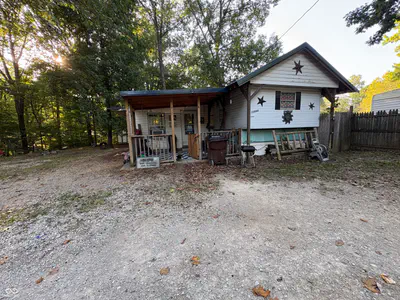10844 Private Road 570, Poland