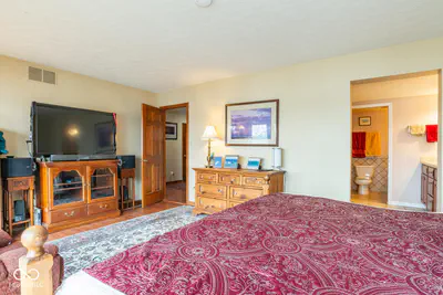 2060 Waters Edge Drive, Bloomington - 17