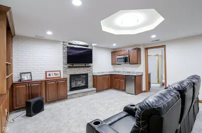 5571 Red Oak Drive, Greenfield - 50