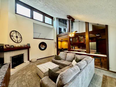 560 Sir Lancelot Drive, Seymour - 10