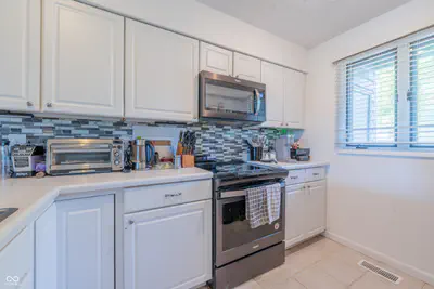 2048 Waters Edge Drive, Bloomington - 7