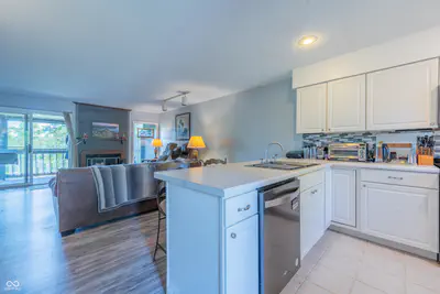 2048 Waters Edge Drive, Bloomington - 6