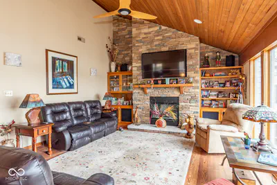 2060 Waters Edge Drive, Bloomington - 10