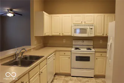 13370 White Granite Drive, Fishers - 11