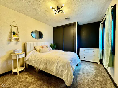 560 Sir Lancelot Drive, Seymour - 35